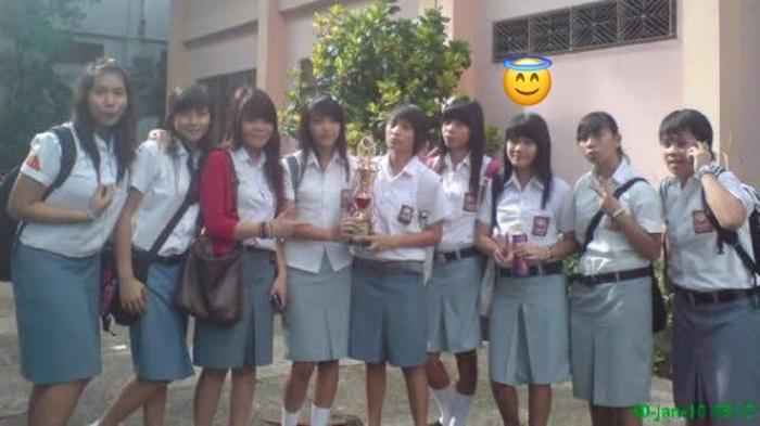 Florencia-Lolita-Wibisono-bersama-sahabat-semasa-SMA-di-Tondano-Minahasa-Sulawesi-Utara.jpg