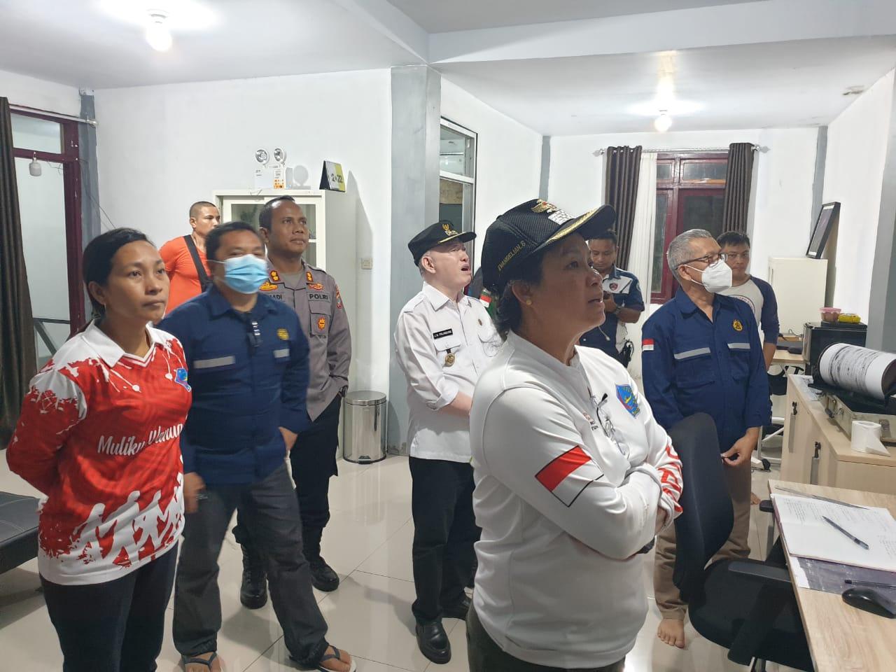 Bupati Sitaro Evangelian Sasingen Pantau Langsung Aktivitas Gunung Api Karangetang di Pos PGA