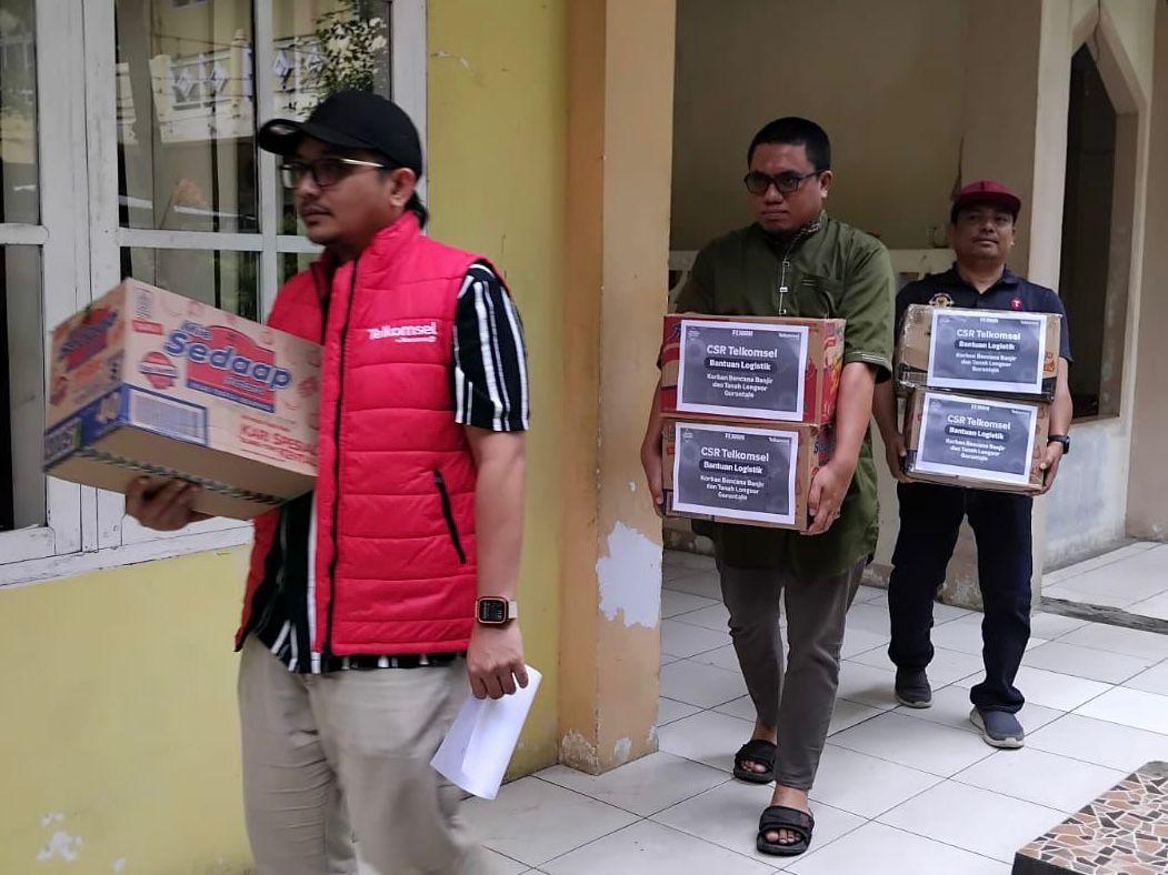 Foto-Dok-Istimewa-Telkomsel-memberikan-bantuan-logistik-untuk-korban.jpg