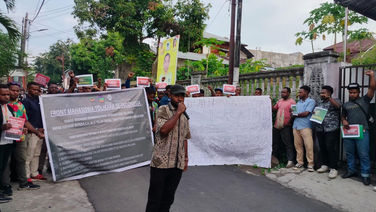 Foto-Dokumentasi-Tribun-Manado-Nielton-Durado-Caption-Demo-yang-dilakukan-mahasiswa.jpg