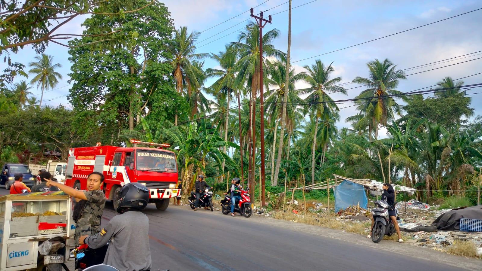 7 Mobil Damkar Diterjunkan untuk Padamkan Kebakaran di TPA Sumompo Manado Sulawesi Utara