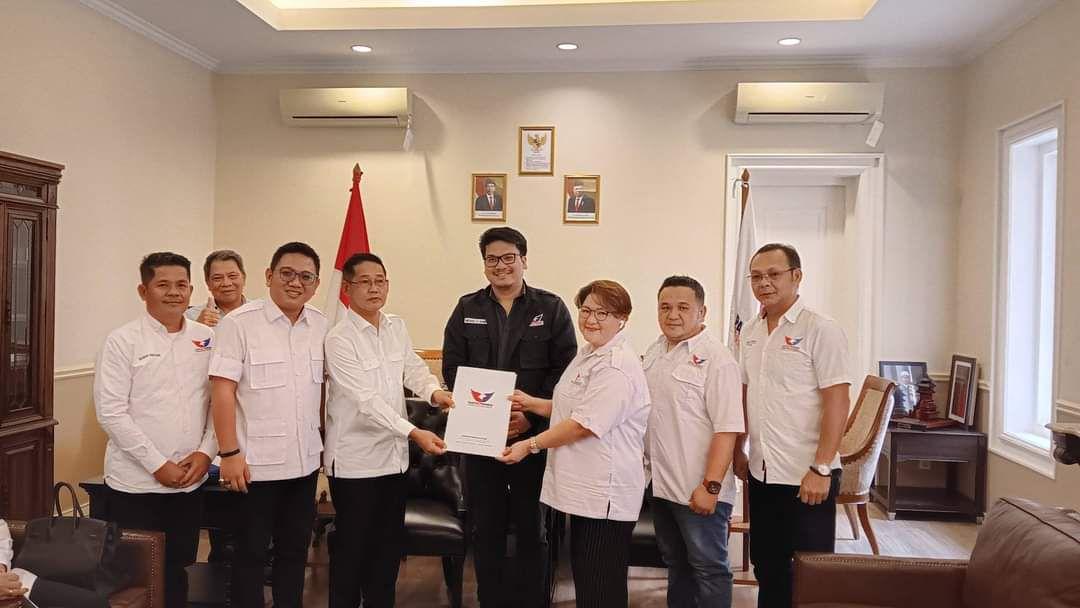 Berikan SK Persetujuan, DPP Perindo Bulat Dukung Hengky-Randito di Pilkada Bitung 2024