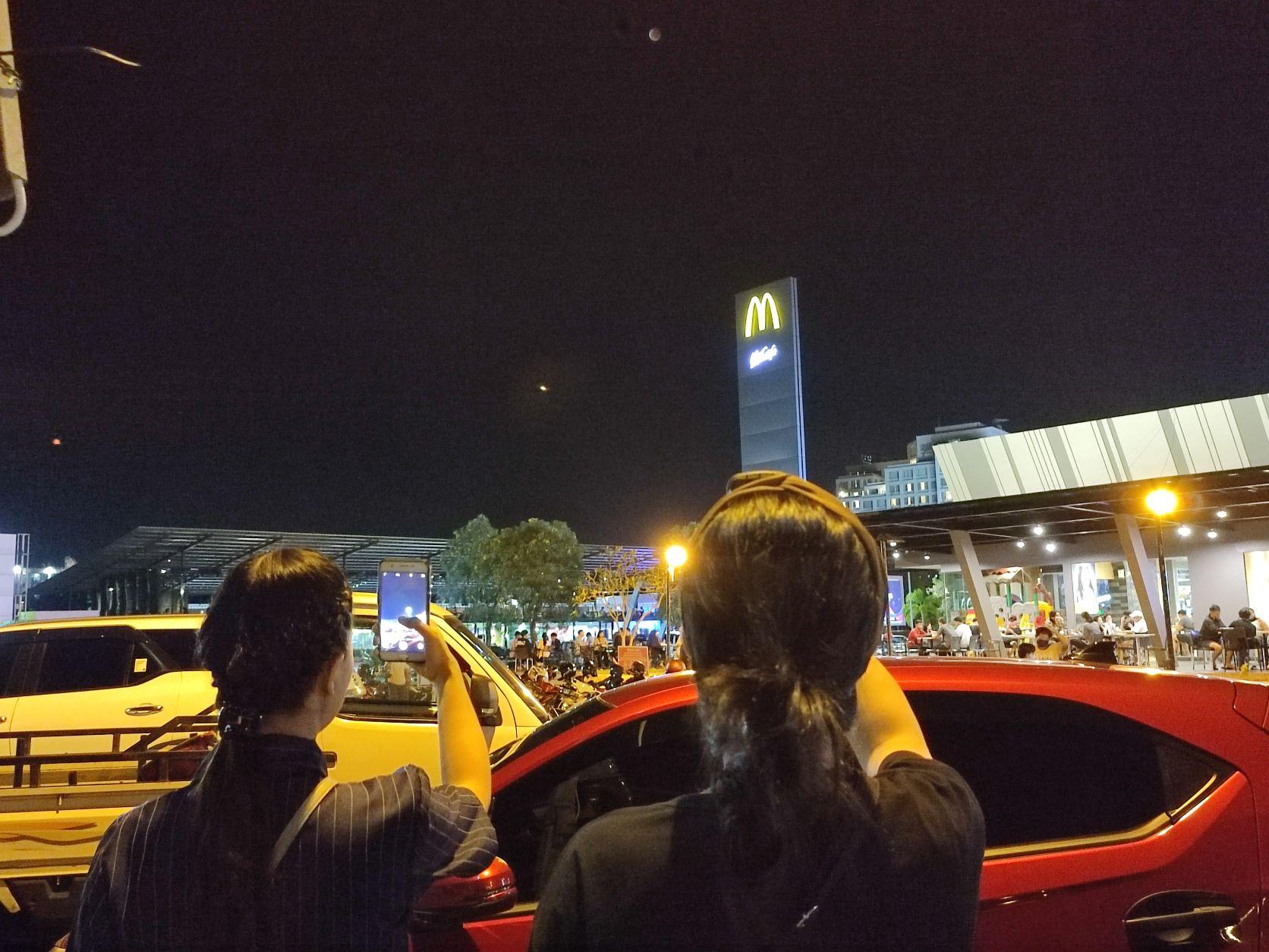 Foto-Ferdi-Guhuhuku-Sebagai-warga-mencoba-mengabadikan-momen-fenomena.jpg