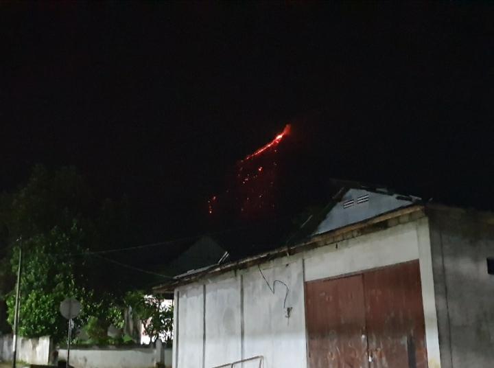 Foto-Guguran-lava-Gunung-Karangetang-yang-terlihat-di-malam-hari.jpg