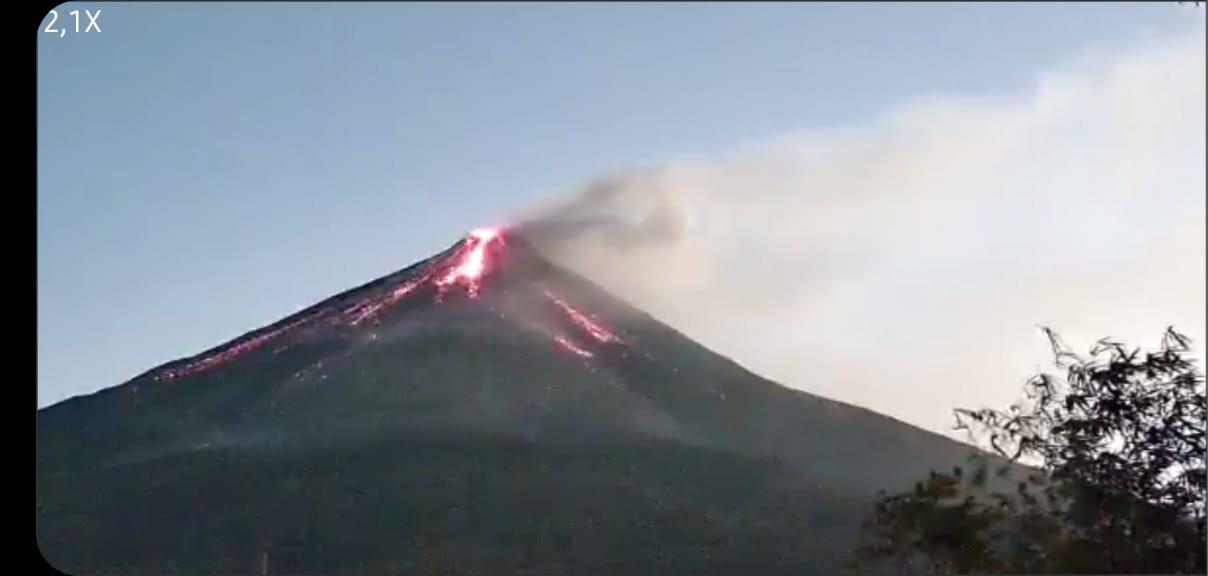 Aktivitas Gunung Api Karangetang di Kepulauan Sitaro Masih Tinggi, Guguran Lava Capai 1.500 Meter
