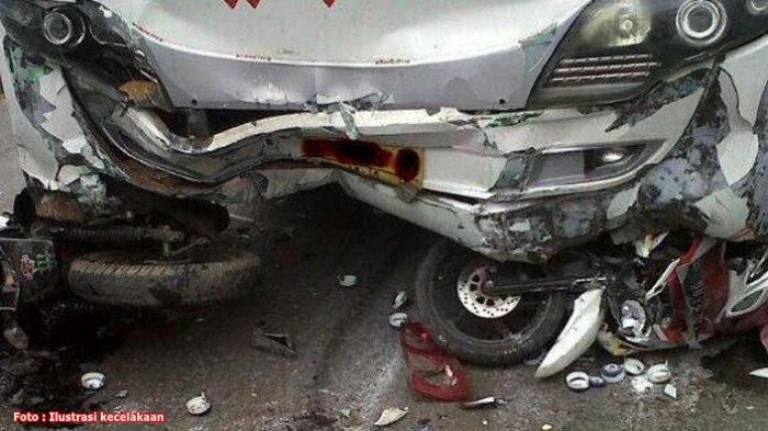 Foto-Ilustrasi-kecelakaan-mobil-tabrak-2-motor.jpg