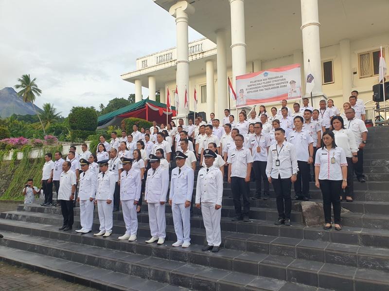 Foto-Para-pejabat-yang-dilantik-Bupati-Evangelian-Sasingen-Vian.jpg