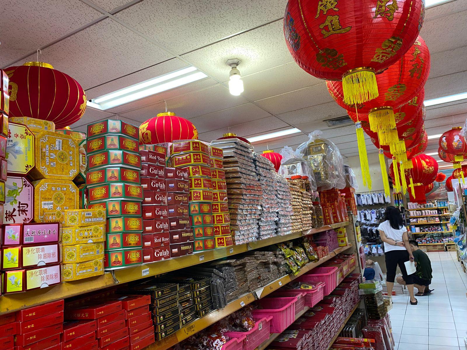 Sambut Imlek 2025, Berbagai Perlengkapan Sembahyang Mulai Dijual di Manado Sulawesi Utara