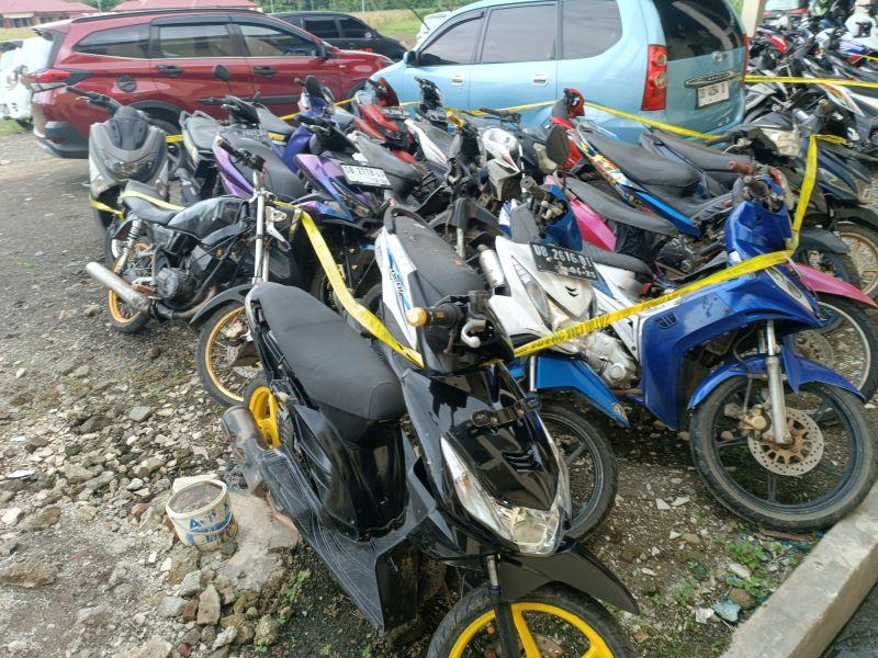 Foto-Sendiri-Kendaraan-barang-bukti-laka-lantas-yang-terparkir-di.jpg