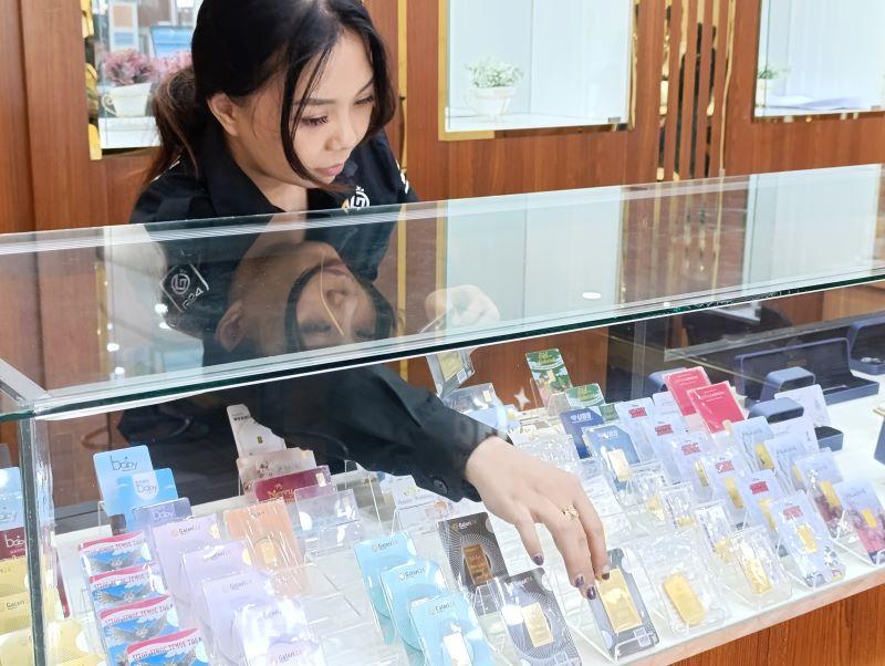 Foto-TribunmanadocomFernando-Lumowa-Suasana-di-Outlet-Galeri-24.jpg