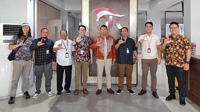 Foto-bersama-Kepala-OJK-Sulutgomalut-Robert-Sianipar-dan-jajaran.jpg