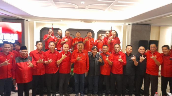 Foto-bersama-kader-PDI-Perjuangan-Sulawesi-Utara-adsgsfhj.jpg
