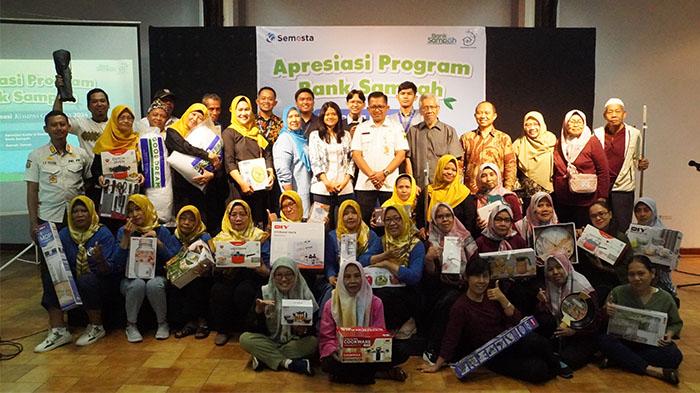 Foto-bersama-seluruh-kader-dan-perwakilan-nasabah-Bank-Sampah.jpg