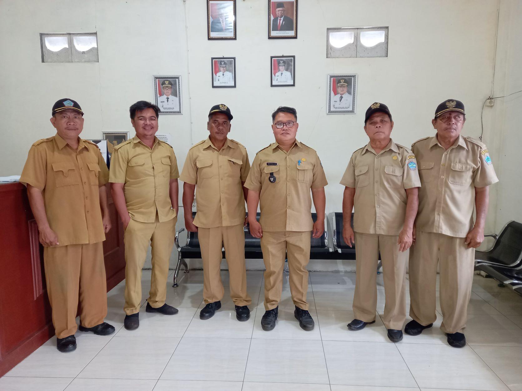 Foto-fis-Hukum-Tua-Gerald-Kalesaran-didampingi-perangkat-Desa-Mapanget.jpg