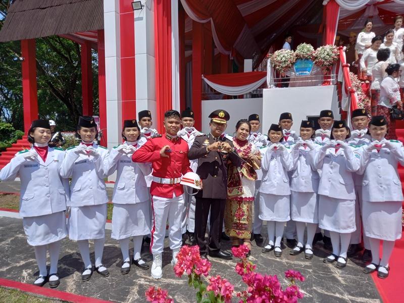 Foto-fis-Saat-Kapolres-Minut-bersama-Paskibraka-Usai-Upacara.jpg