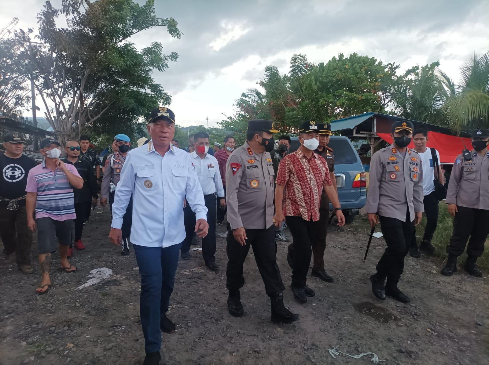 Foto-isak-Bupati-Franky-Donny-Wongkar-menunjukan-lokasi.jpg