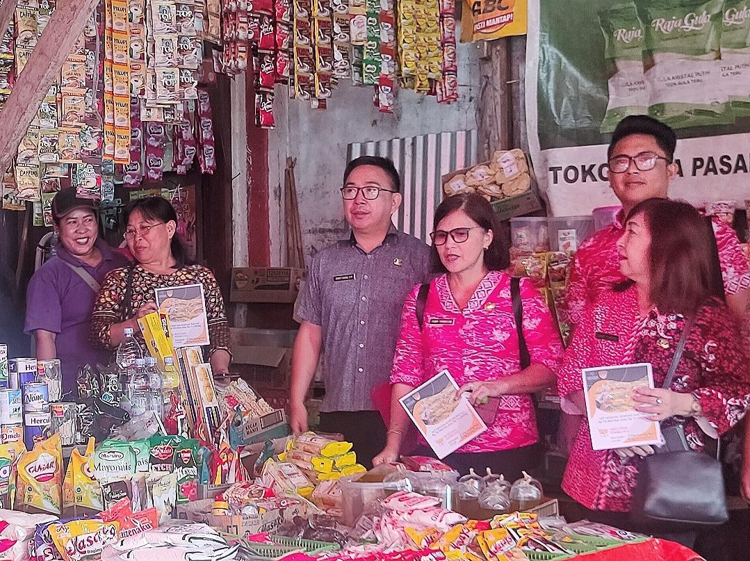 Pantau Penjualan Minyak Goreng di Pasar Langowan, Disperindag Minahasa Temukan Kasus Bundling