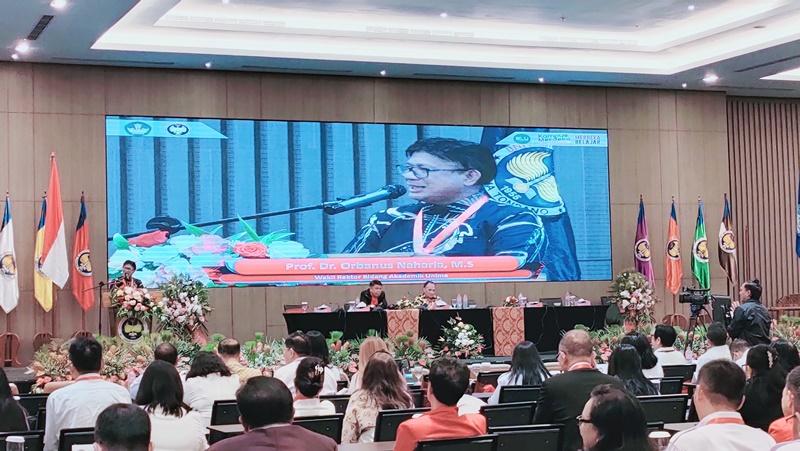 Wakil Rektor Bidang Akademik Prof Dr Orbanus Naharia MS Tutup Rakerpim Unima 2023 di Minut