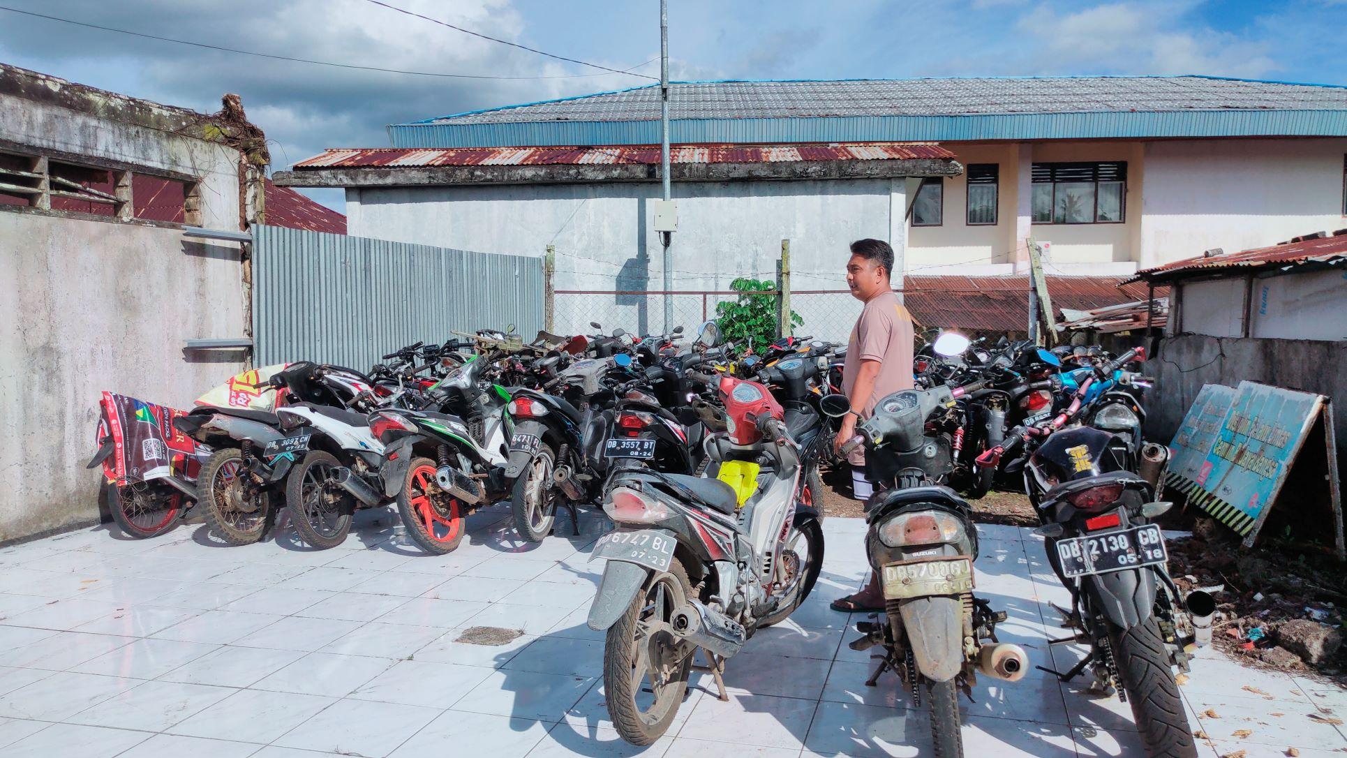 Ft-Mjr-Cap-Puluhan-kendaraan-roda-dua-atau-sepeda-motor-terparkir-rapi.jpg