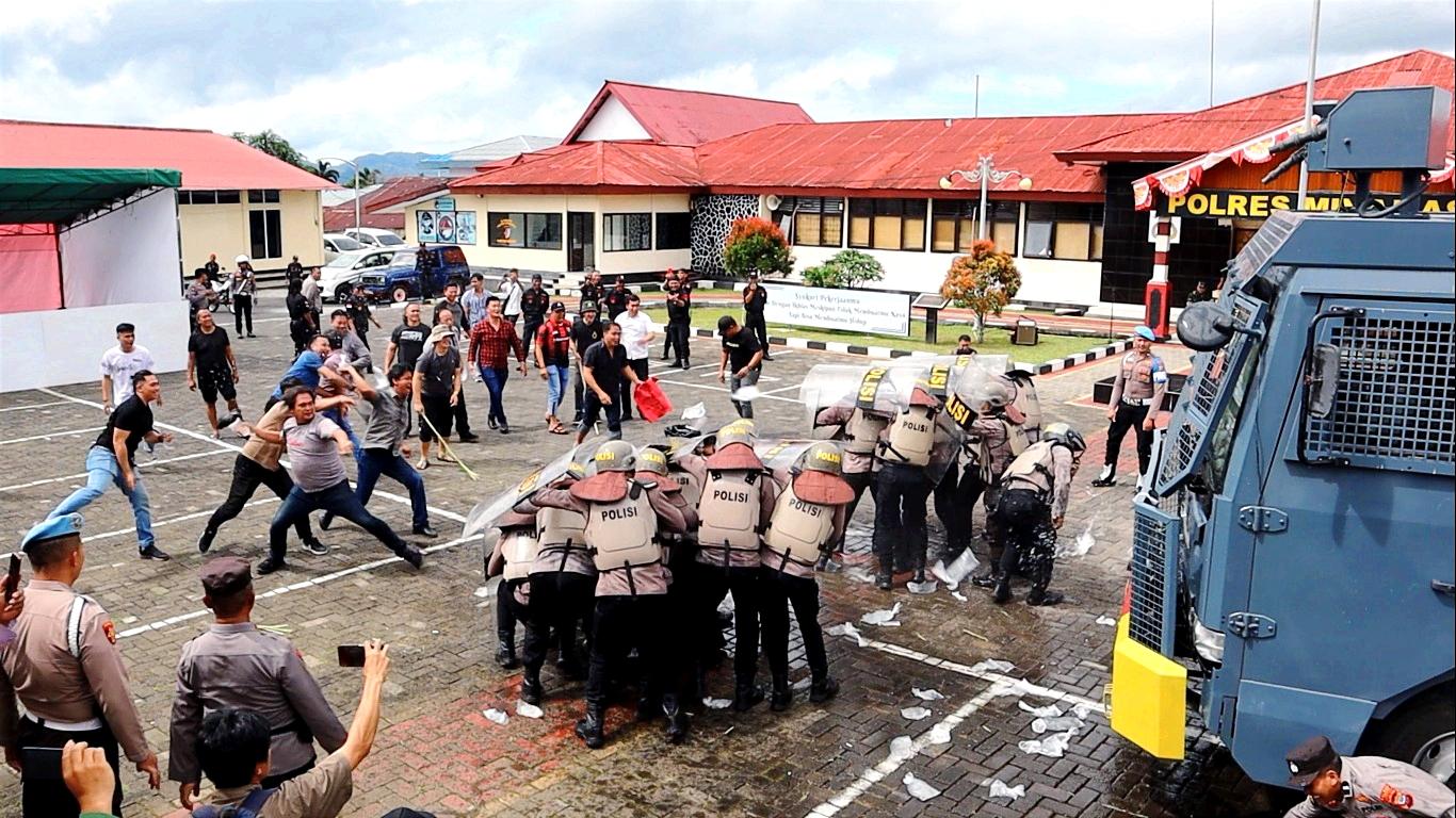 Ft-Mjr-Cap-Ratusan-Massa-bentrok-dengan-personil-Polres-Minahsa.jpg
