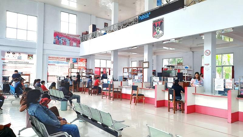 Ft-Mjr-Cap-Suasana-pelayanan-kependudukan-di-Dinas-Kependududan.jpg