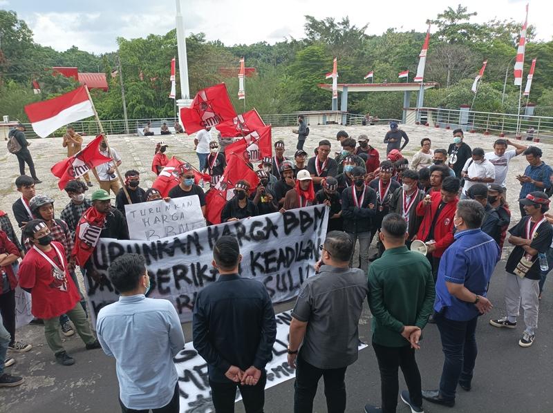 GMNI-Demonstrasi-di-Gedung-Cengkih-DPRD-Sulawesi-UtaraGFJFJ.jpg