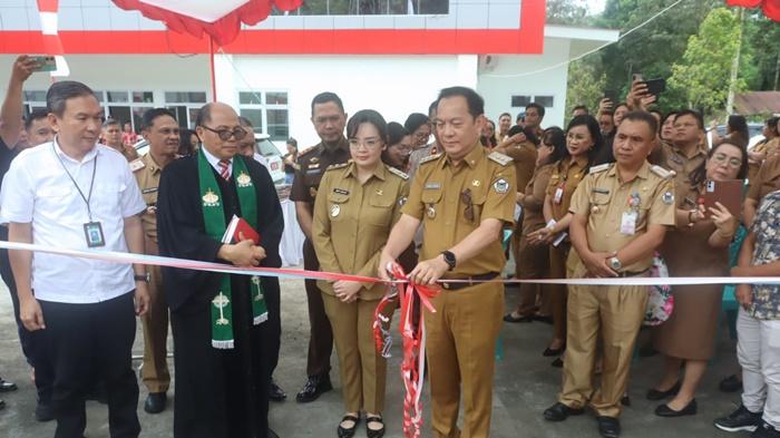 GUNTING-PITA-Wali-Kota-Tomohon-Caroll-Senduk-bersama-Wakil-Wali-Kota-Tomohon-Sendy-Rumajar.jpg