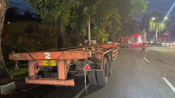Gandengan-mobil-konteiner-dan-treler-parkir-sembarangan-fwaasef.jpg