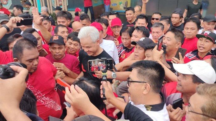 Ganjar-Pranowo-dikerumuni-para-pendukungnya-di-Manado-Sulawesi-Utara.jpg