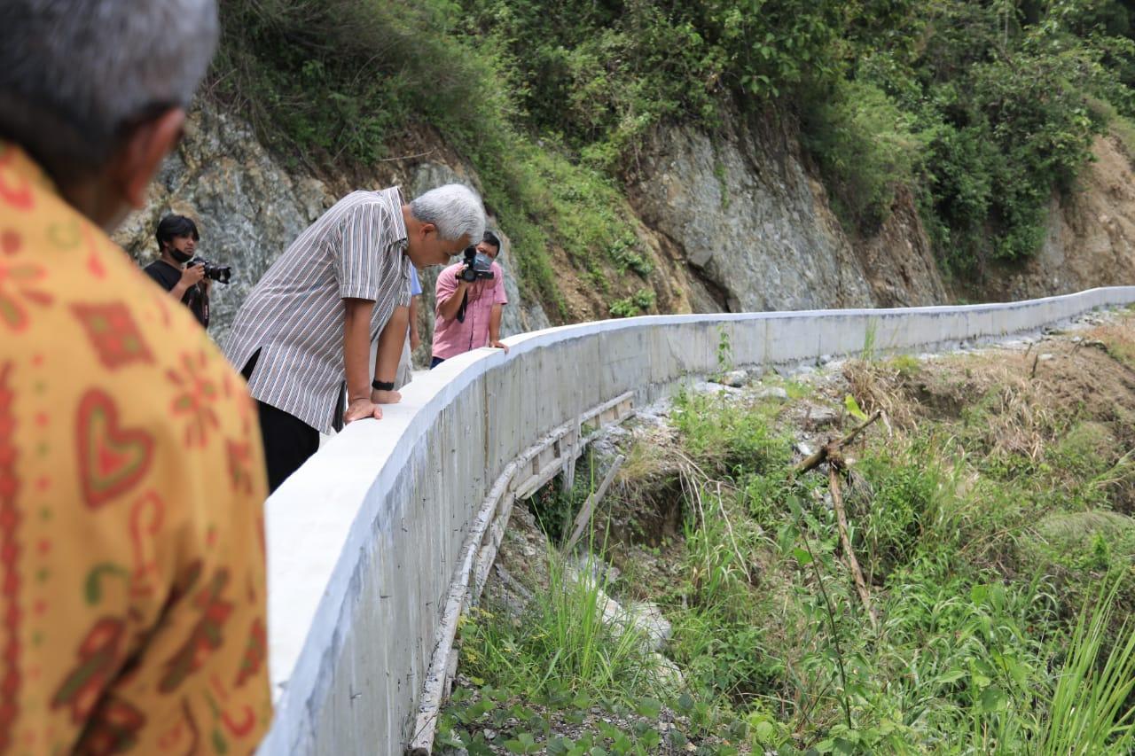 Ganjar Pranowo Tak Senang Menemukan Proyek Jalan Tak Beres