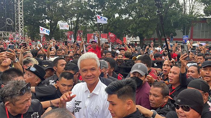 Ganjar-Pranowo-tiba-di-Lokasi-Kampanye-Lapangan-KONI-Sario.jpg