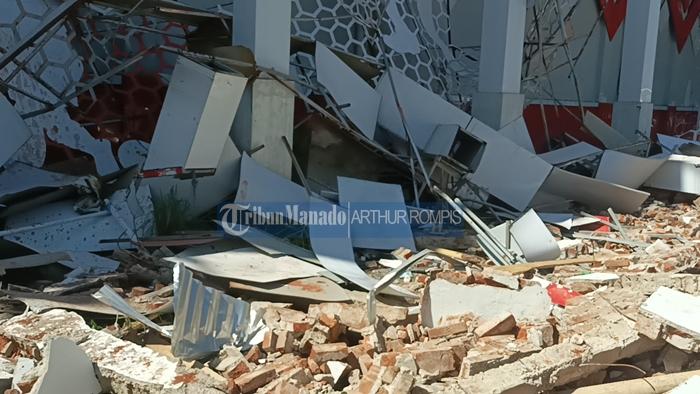 Gedung-KONI-rusak-akibat-gempa-bumi-magnitudo-76-pada-Kamis-242026.jpg