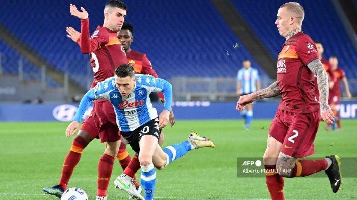 Gelandang-Napoli-asal-Polandia-Piotr-Zielinski-melewati-bek-Roma-Italia-Gianluca-Mancini.jpg