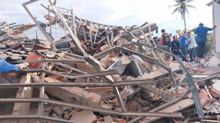 Gempa-akibatkan-bangunan-sebuah-minimarket-runtuh-di-Kampung-Kadudampit.jpg