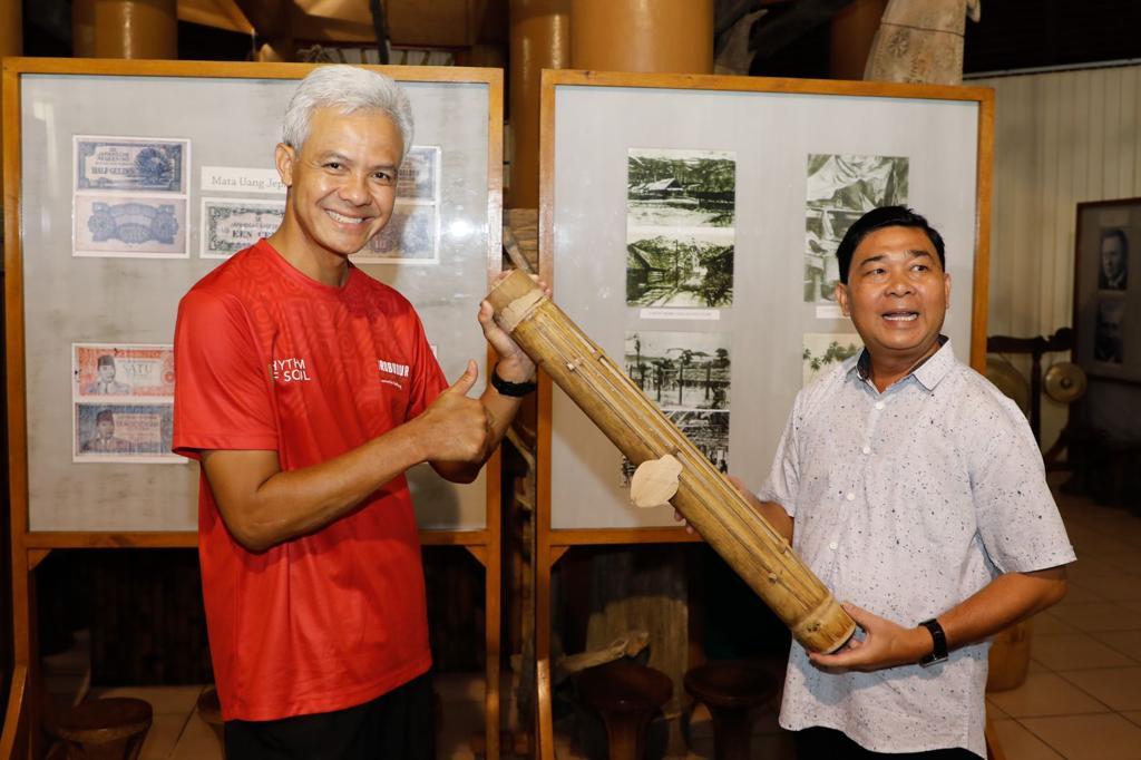 Kunjungi Nias, Ganjar Pranowo Diberi Hadiah Tutuhao dan Buku