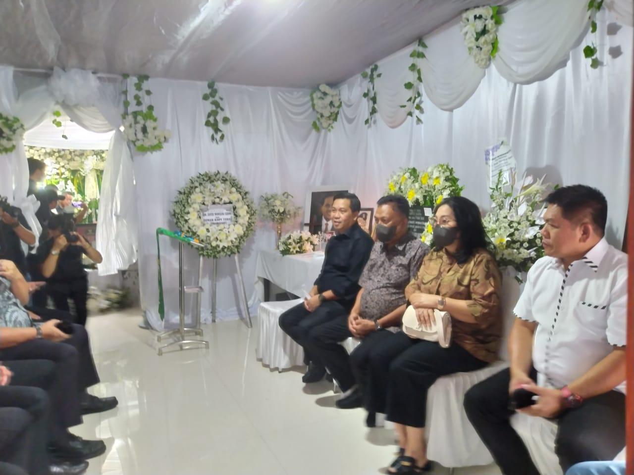 Olly Dondokambey dan Steven Kandouw Melayat ke Rumah Duka Almarhum Jantje Wowiling Sajow