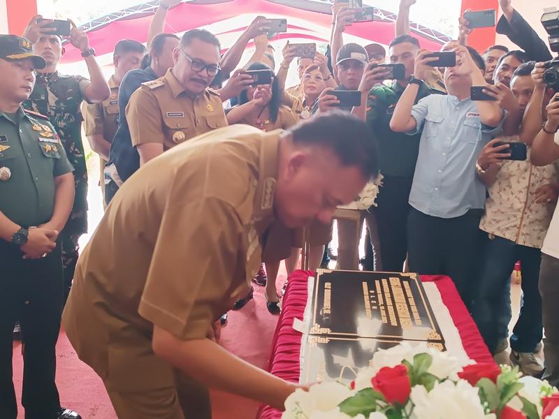 Gubernur-Sulawesi-Utara-Olly-Dondokambey-hadir-di-Desa-Tungoi-Kecamatan-Lolayan.jpg