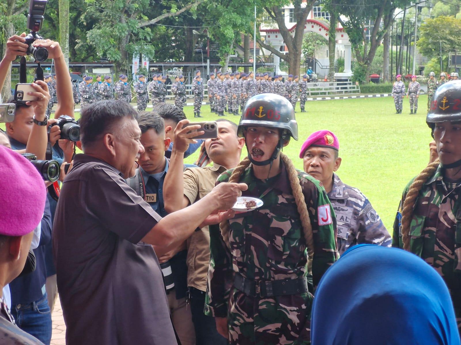 Gubernur Sulawesi Utara Olly Dondokambey Lepas Siswa Dikmata TNI AL, Bagi-Bagi Kue Ulang Tahun