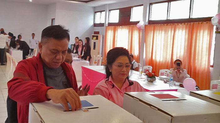 Gubernur Sulut Olly Dondokambey Nyoblos di TPS 3 Bumber Manado Sulawesi Utara