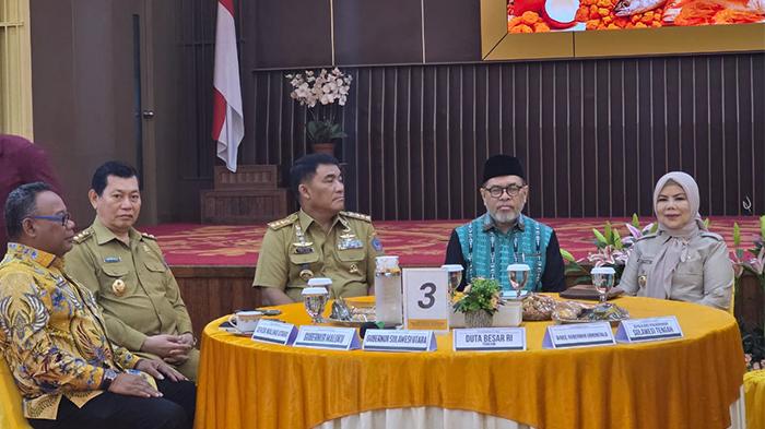 Gubernur-Sulawesi-Utara-Yulius-Selvanus-Komaling-YSK-menghadiri-Forum-Group-Discussion.jpg