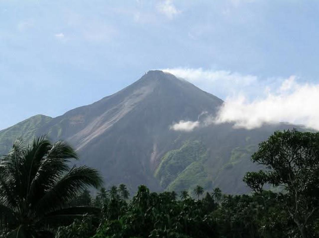 Gunung-Api-Karangetang-yang-terletak-di-Desa-Salili-Kecamatan-Siau-Tengahlo.jpg