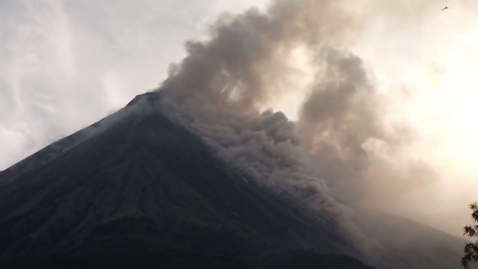 BREAKING NEWS: Aktivitas Terkini Gunung Karangetang Sulut: Ada Peningkatan Jarak Luncur Guguran Lava