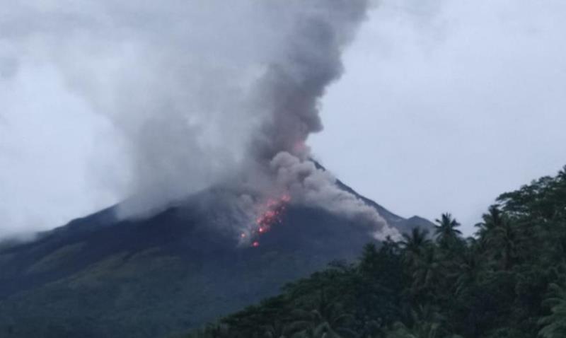 Gunung-Karangetang-yang-sedang-memgeluarkan-guguran-lava.jpg