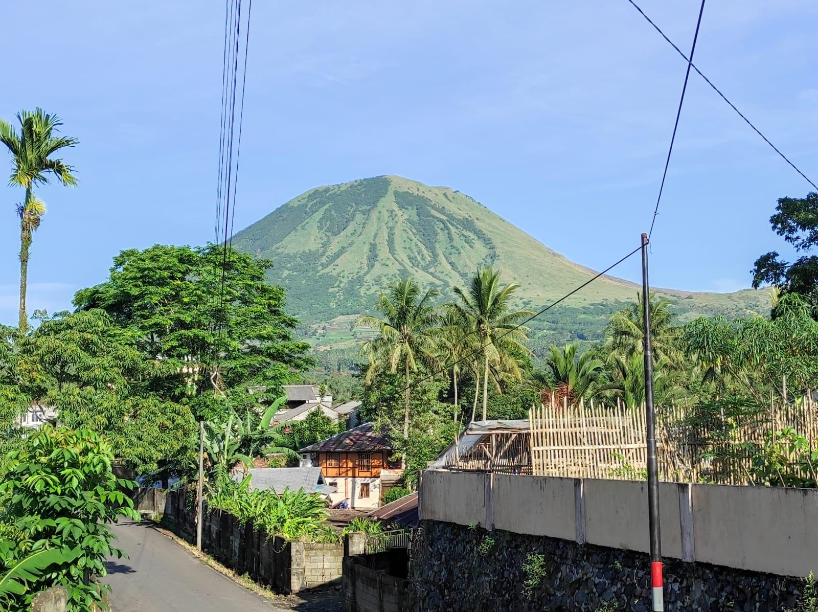 Gunung-Lokon-yang-merupakan-ikgjghjghjghj.jpg