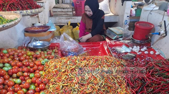 HARGA-BAHAN-Lapak-pedagang-di-Pasar-Bersehati-Manado.jpg