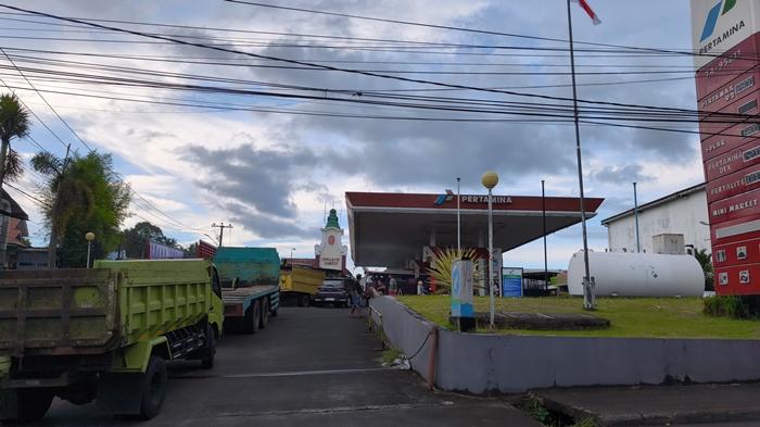 HARGA-BBM-Beberapa-kendaraan-sedang-antre-BBM-di-SPBU-Poli-Manado-Senin-21-April-2025.jpg