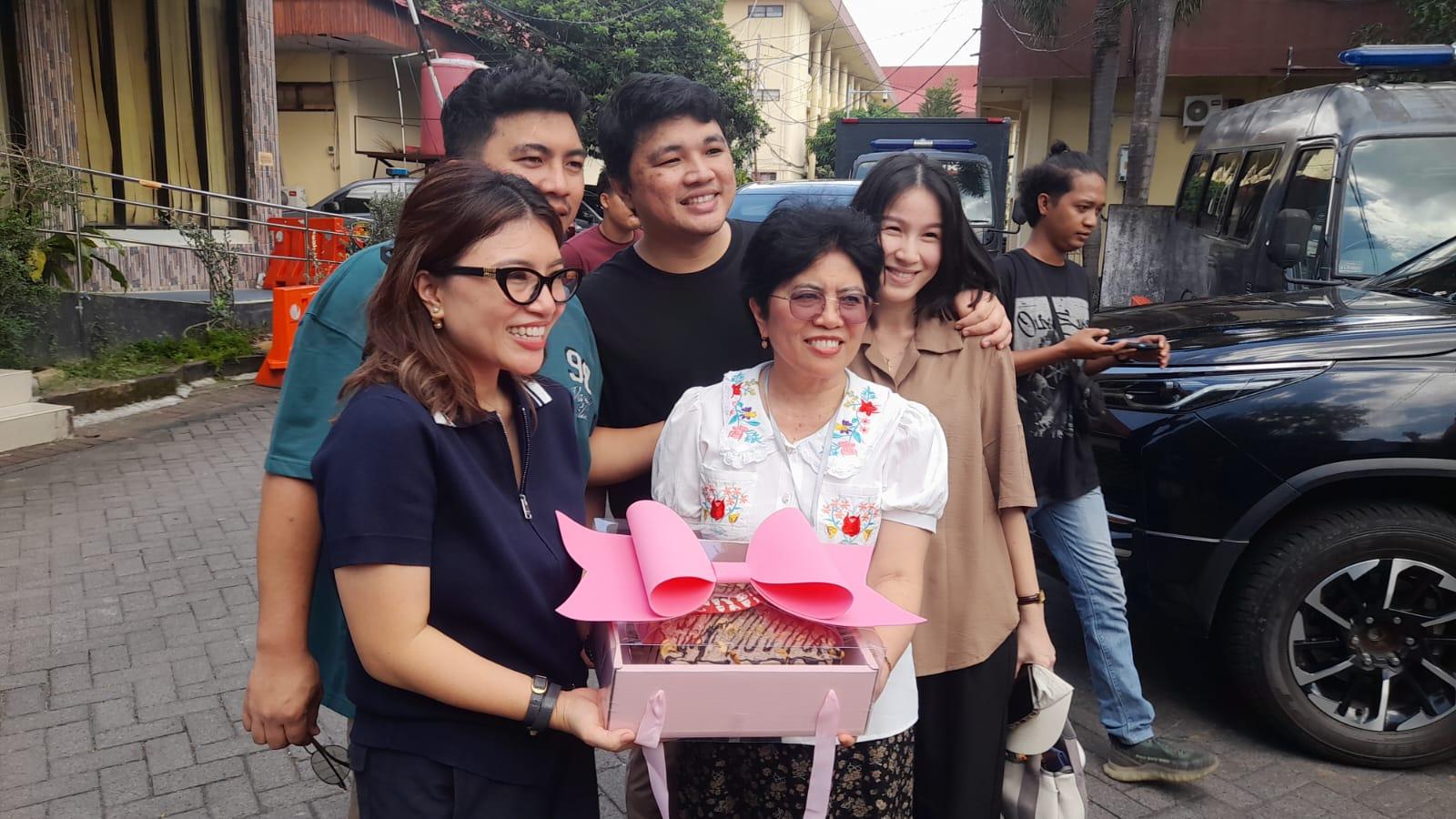 Istri dan Anak Bawa Kue Ulang Tahun untuk Hein Arina di Polda Sulut, Kristi Ungkap Kondisi Sang Ayah