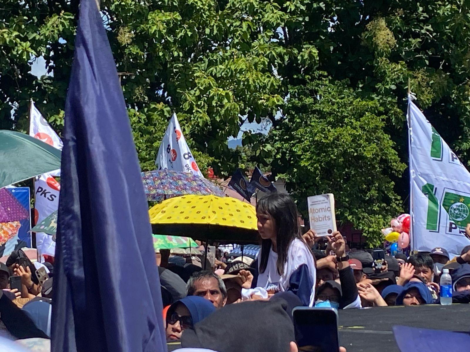 Hal Unik saat Kampanye Anies Baswedan di Kotamobagu Sulawesi Utara, Ada yang Bawa Buku Atomic Habits