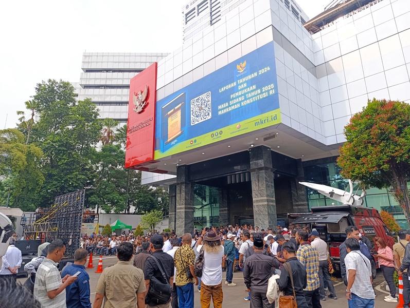 Putusan 310 Perkara PHP Pilkada 2024, Halaman Kantor MK Jadi Arena Nonton Bareng