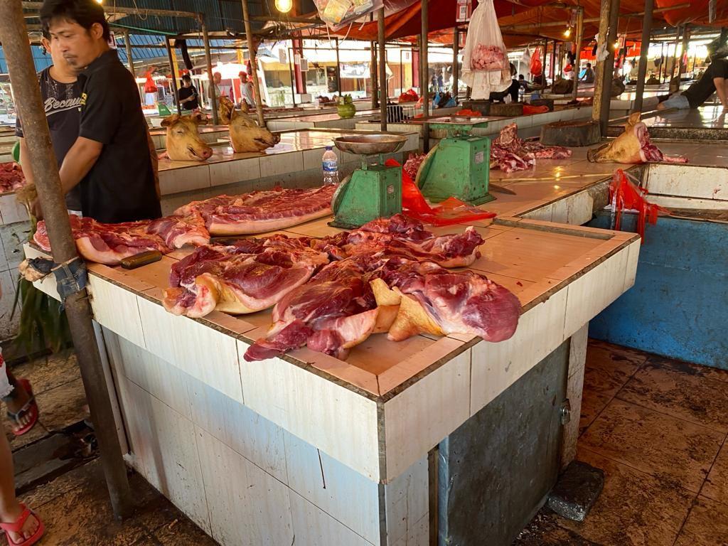 Harga-daging-babi-di-Pasar-Beriman-Tomohon-Sulawesi-Utara-masih-stabil-Minggu-3122023.jpg